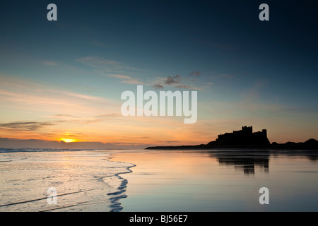 L'aube, Château de Bamburgh, Northumberland Banque D'Images