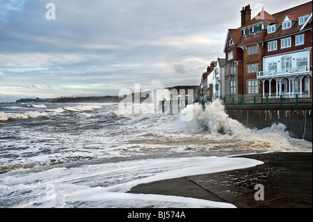 Marée haute et une mer à Sandsend près de Whitby Banque D'Images