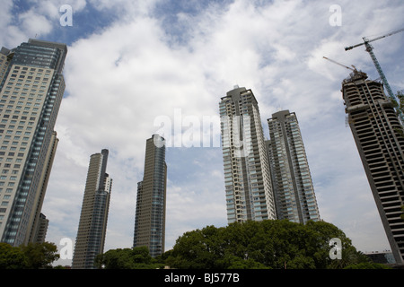 Appartement moderne de haute élévation et les édifices à bureaux, y compris le parc mulieris towers à Puerto Madero Capital Federal Buenos Aires Banque D'Images