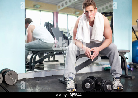 Homme dans la salle de gym Banque D'Images