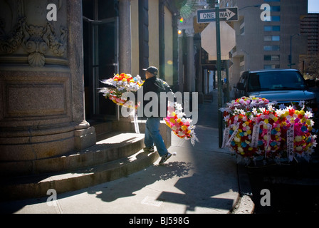 Un fleuriste fait une livraison à une entreprise de pompes funèbres de Chinatown à New York, le samedi 6 mars 2010. (© Richard B. Levine) Banque D'Images