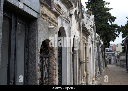 Rangée de mausolées plus âgés dans une rue de recoleta cemetery Capital Federal Buenos Aires Argentine Amérique du Sud Banque D'Images