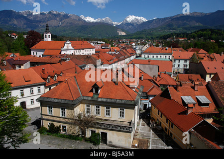 Kamnik et anciennes maisons de ville Monastère Franciscain 1495 Eglise de St Jacob 15e siècle, remanié en style Baroque Kamniske Savinje Banque D'Images