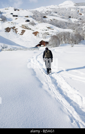 Homme marchant dans la neige dans la campagne Banque D'Images