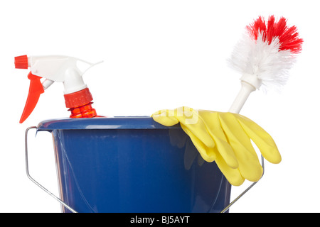 Outils de nettoyage dans un seau en plastique sur un fond blanc. Profondeur de champ Banque D'Images