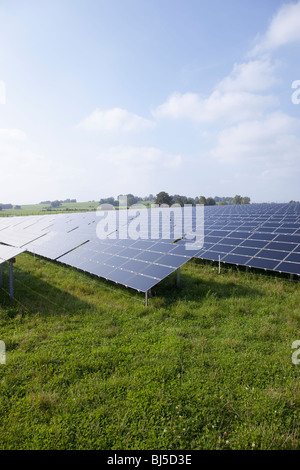 Des panneaux solaires sur un pré Banque D'Images