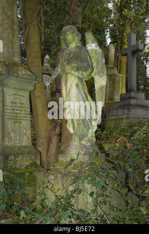 Le Cimetière de Highgate , l'un des 6 cimetières privés original autour de Londres , utilisée pour la première fois 1860 , winged angel ange ailé traditionnels Banque D'Images