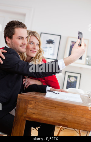 Couple posing for photo Banque D'Images