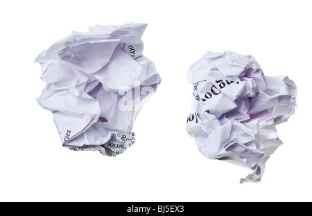 Boule de papier froissé isolé sur fond blanc Banque D'Images