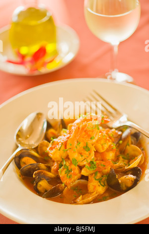 Ragoût de fruits de mer italiens avec un verre de vin chardonnay, Santa Barbara, Californie Banque D'Images