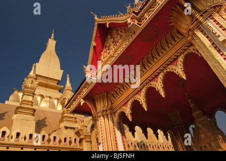 Le soleil brille sur les tourelles d'or de la pagode Pha That Luang à Vientiane, République démocratique populaire lao. Banque D'Images