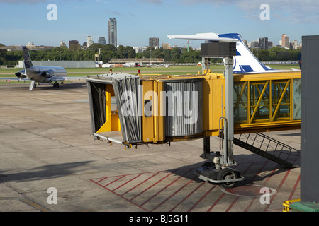 Jetée d'aéronefs airbridge sur stand à AEP Aeroparque Jorge Newbery, Capital Federal Buenos Aires Argentine Banque D'Images