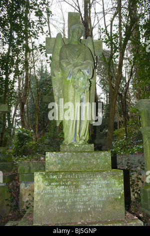 Le Cimetière de Highgate , l'un des 6 cimetières privés original round London , utilisée pour la première fois 1860 , ange ailé avec couronne de l'Immortalité Banque D'Images