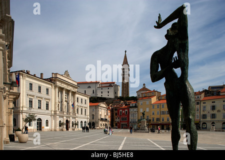 La place Tartini Piran,style,italien,maisons typiques,St George's Church,Beffroi,Mairie,Slovénie Banque D'Images