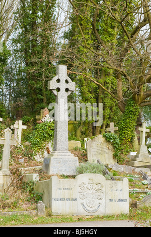 Le Cimetière de Highgate , l'un des cimetières d'origine 6 autour de Londres , utilisée pour la première fois , 1860 , la Croix celtique de la tombe familiale Noble Jones Banque D'Images