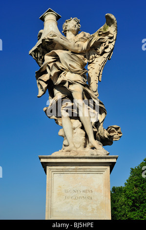 Ange à la colonne, Ponte Sant'Angelo, Rome, Latium, Italie Banque D'Images