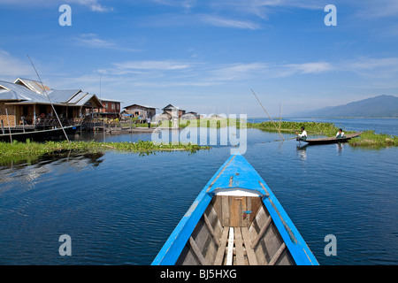 Bateau à Ywama village. Lac Inle. Myanmar Banque D'Images