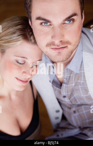 Woman resting head on épaule mans Banque D'Images