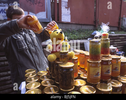 Sofia, Bulgarie, septembre 2008 -- le miel en vente sur un marché à côté de la mosquée Banya Bashi à Sofia, Bulgarie. Banque D'Images