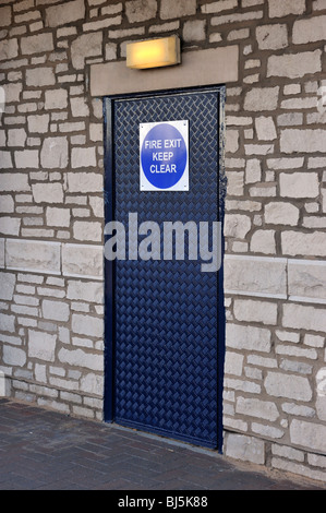 Sortie de secours, laisser 'CLEAR', porte de sortie de secours. Supermarché MORRISONS. Le vieux Showground, Kendal, Cumbria, Angleterre, Royaume-Uni Banque D'Images