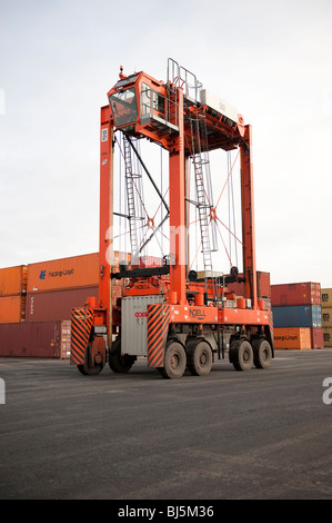 Conduite à cheval Orange grue de levage de navires porte-conteneurs au port Banque D'Images