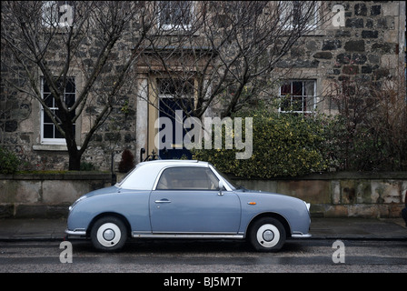 Bleu et blanc une Nissan Figaro garée près de Leith Links à Edimbourg Banque D'Images