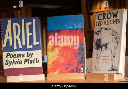 Ted Hughes et Sylvia Plath livres de poèmes sur l'affichage à la poésie librairie, Hay-on-Wye Powys Pays de Galles UK Banque D'Images
