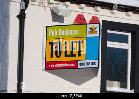 'Pour' signe sur fermé Public House Banque D'Images