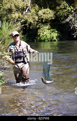 Guide de pêche guides Duncan McDonald Huka Lodge vous Waitahanui aux excursions de pêche de Rivière près de Taupo Nouvelle Zélande Banque D'Images