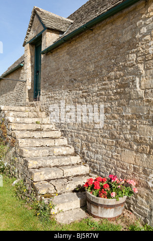 Procédure externe sur une grange en pierre dans le village de Cotswold, Yanworth Gloucestershire Banque D'Images