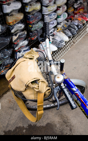 Location à l'extérieur d'une échoppe de marché vendant des chaussures de contrefaçon et des formateurs, situé dans la fameuse Khao San Road. Banque D'Images