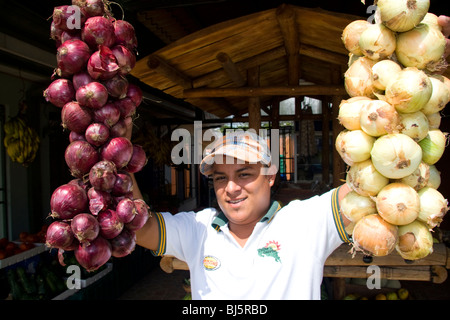 L'homme du Costa Rica à la Virgen de la vente d'oignons, le Costa Rica. Banque D'Images