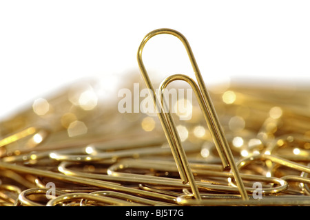 Trombone d'or debout sur pile de trombones Banque D'Images