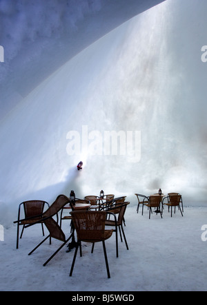 Jeune garçon à l'intérieur d'un café, fait de neige et de glace, d'un trou sur le mur de neige fine , Finlande Banque D'Images