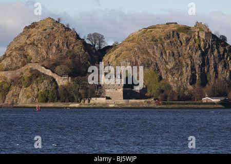 Dumbarton Rock et Dumbarton Castle on the River Clyde, West Dunbartonshire, Écosse, Royaume-Uni Banque D'Images