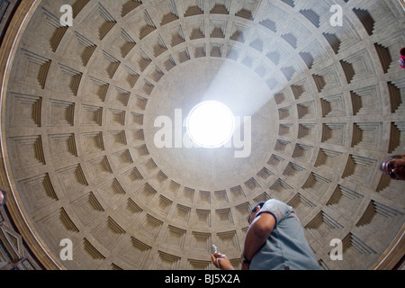 Voir à l'Oculus dans le panthéons cuppola, Rome, Italie Banque D'Images