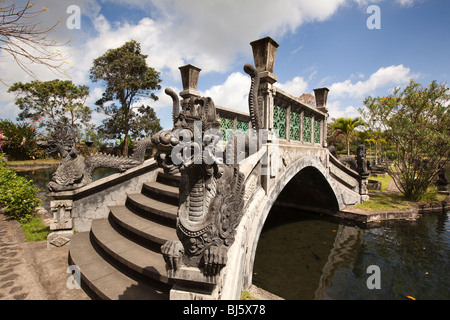 L'INDONÉSIE, Bali, Tirta Gangga, Palais d'eau jardin, motif dragon pont sur l'étang sud de l'île du démon Banque D'Images