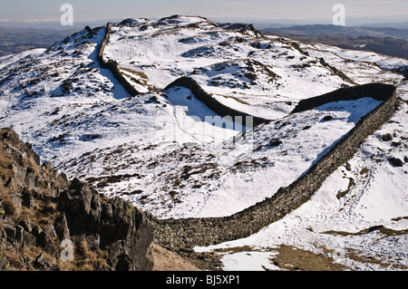 La neige est tombée dessus avec mur en pierre sèche en marche le long d'une crête. Lingmoor a chuté de vue sur Lake Road, circulaire à pied de Ambleside Banque D'Images