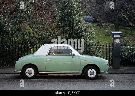 Nissan Figaro vert et blanc voiture garée dans la nouvelle ville d'Édimbourg. Banque D'Images