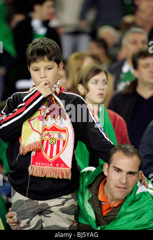 Un jeune fan de FC Séville est debout à côté de la fan de Real Betis à un stade, Séville, Espagne Banque D'Images