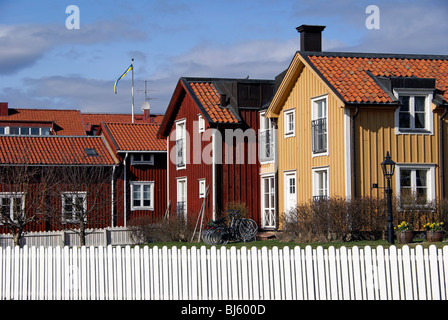 Rouge et jaune traditionnelles maisons suédoises à Mariefred, Suède. Banque D'Images