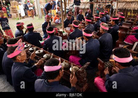 L'INDONÉSIE, Bali, Tirta Gangga, le gamelan orchestre jouer dans temple local cérémonie funéraire Banque D'Images