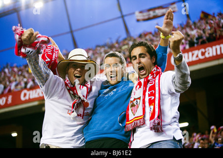Fans de Séville sont chearing pour leur équipe, Séville, Espagne Banque D'Images