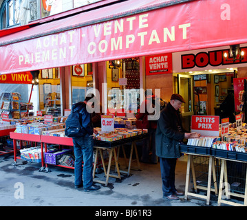 Navigation magasins parisiens livre le long de la Place Saint-Michel dans le Quartier Latin de Paris. Banque D'Images