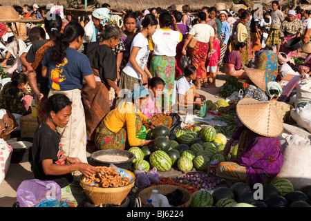 L'Indonésie, Lombok, Kuta, marché hebdomadaire légumes Banque D'Images