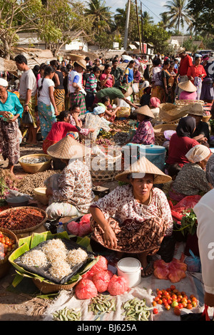 L'Indonésie, Lombok, Kuta, marché hebdomadaire légumes Banque D'Images