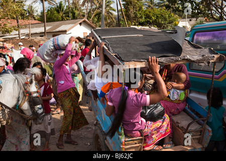 L'Indonésie, Lombok, Kuta, marché hebdomadaire, les personnes étaient assises à l'intérieur de cheval transport local Banque D'Images