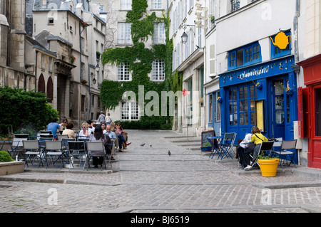 Café en plein air, Rue Barres, Marais, Paris, France. Banque D'Images