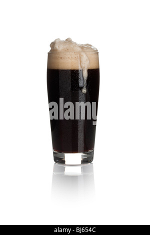 Un verre de stout avec mousse et gouttes de rosée isolé sur fond blanc Banque D'Images