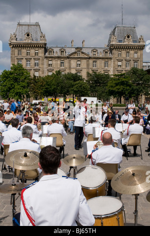 Les concerts de police, à la place de la Cathédrale Notre Dame au cours de la fête de la Musique, Paris, France. Banque D'Images